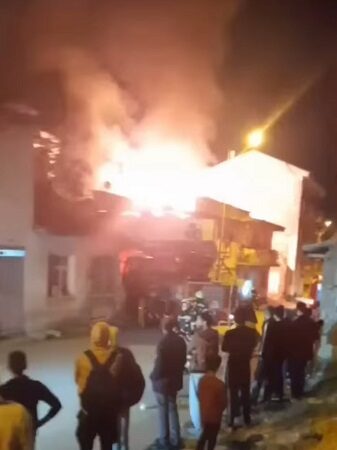 Elazığ ilinde bulunan bir 2 katlı bina, çatısının alev alması sonucu zarar gördü.