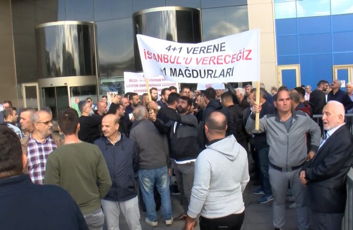 İstanbul Büyükşehir Belediyesi (İBB) önünde gerçekleştirilen protesto eyleminde, katılımcılar 4+1 araç taleplerini dile getirdi.