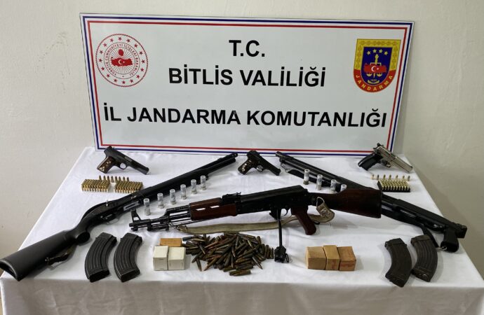 Jandarma, sosyal medyada silahlı poz veren kişilere yönelik bir operasyon düzenledi.