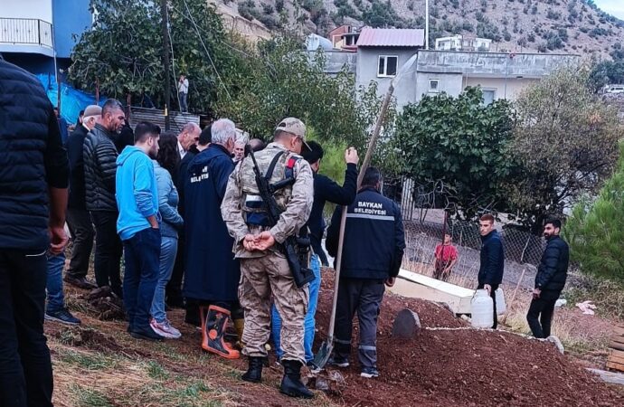 Kazada hayatını kaybeden çocukların cenaze töreninde korkunç bir hata yaşandı; defnedilen çocuğun mezarı açılarak, ailesine teslim edildi.