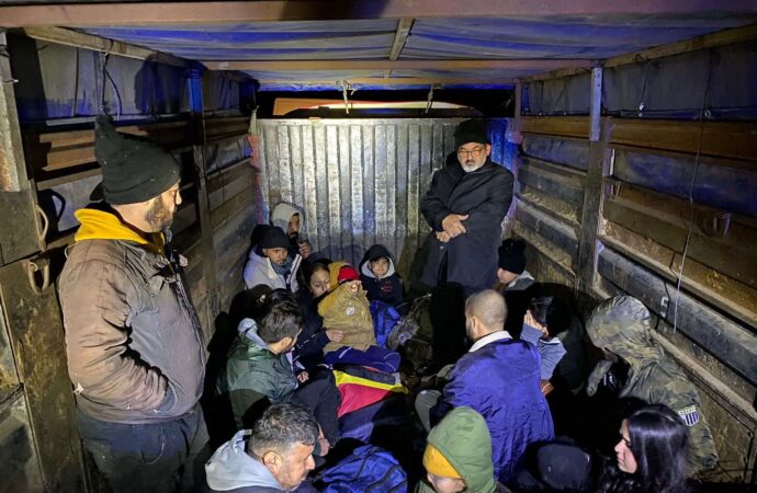 Edirne’de 1090 kaçak göçmen yakalanırken, yetkililer 25 organizatörü de gözaltına aldı.