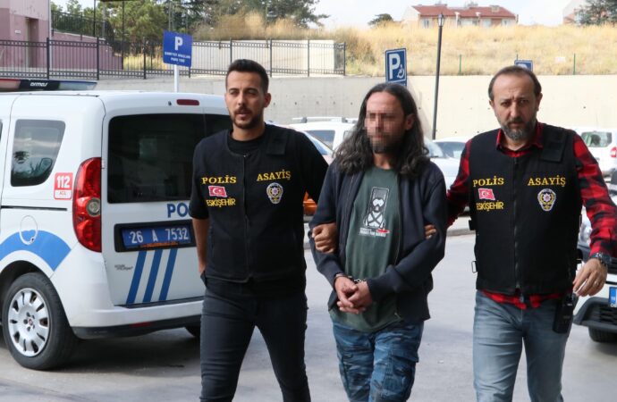Bir sanık, kardeşini öldürdüğü suçlamasıyla yargılandığı davada, mahkeme tarafından ‘iyi hal’ ve ‘tahrik’ indirimleri uygulanarak 18 yıl hapis cezasına çarptırıldı.