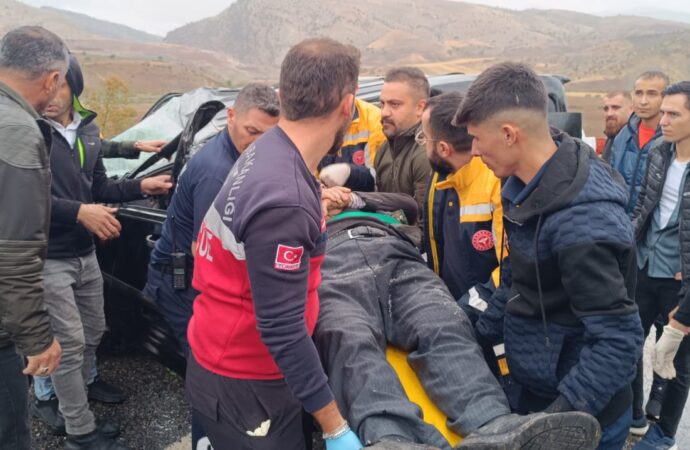Hafif ticari aracın sürücüsü, takla attıktan sonra yaralandı.