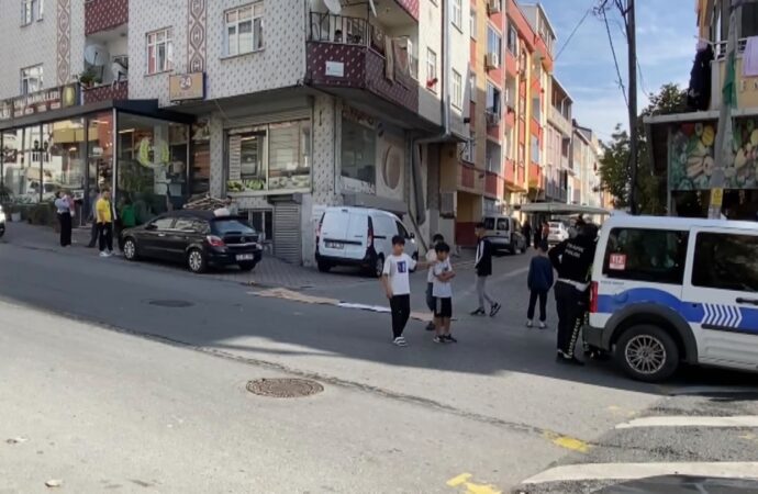 Esenyurt ilçesinde meydana gelen trafik kazasında, bir otomobilin çarpması sonucu bir çocuk hayatını kaybetti.