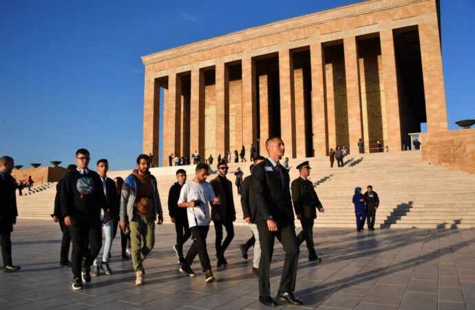 Şırnak ve Hakkari illerinden gelen gençler, Türkiye Cumhuriyeti’nin kurucusu Mustafa Kemal Atatürk’ün anıt mezarını ziyaret etti.