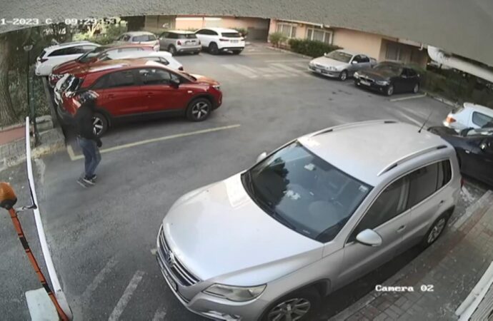Etiler semtinde motosiklet hırsızlarına ilişkin güvenlik kameraları kayıtları bulunuyor.