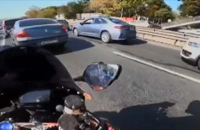 Bahçelievler ilçesinde meydana gelen bir motosiklet kazası, kask kamerası tarafından kaydedildi.