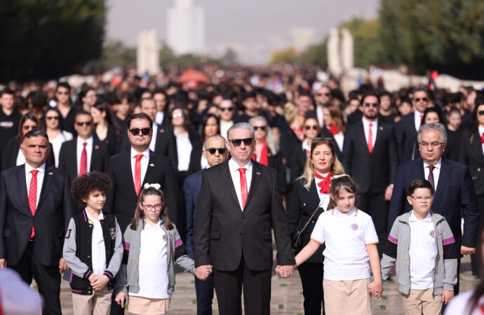Uğur Okulları, Cumhuriyetin 100. yılında Atatürk’ü ziyaret etti.