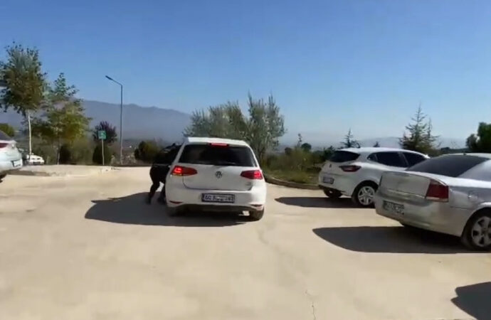 Güvenlik görevlisi, kaçırılan bebeği kurtarma tatbikatında otomobille 30 metre sürüklenerek yaralandı.