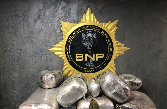 Batı illerine uyuşturucu sevkiyatı gerçekleştiren bir çetenin polis baskınına maruz kalması sonucunda 1 kişi tutuklandı.