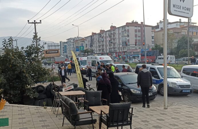 Bir kişi, kendisine düşman olan biri tarafından bıçakla saldırıya uğradı ve savunma amaçlı olarak otomobil jantıyla saldırganına vurdu. Bu olay sonucunda 2 kişi yaralandı.