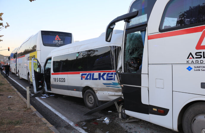 Çankırı ilinde meydana gelen trafik kazasında, 3 otobüs ve 1 minibüsün karıştığı olayda toplamda 36 kişi yaralandı.