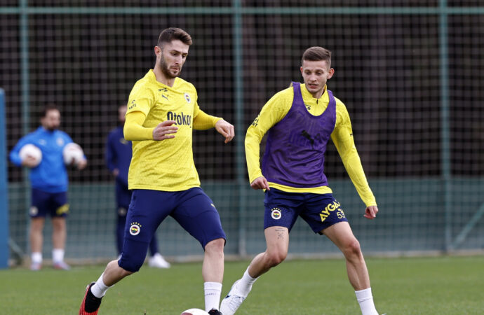 Fenerbahçe, antrenmanında şut çalışmalarına ağırlık verdi.