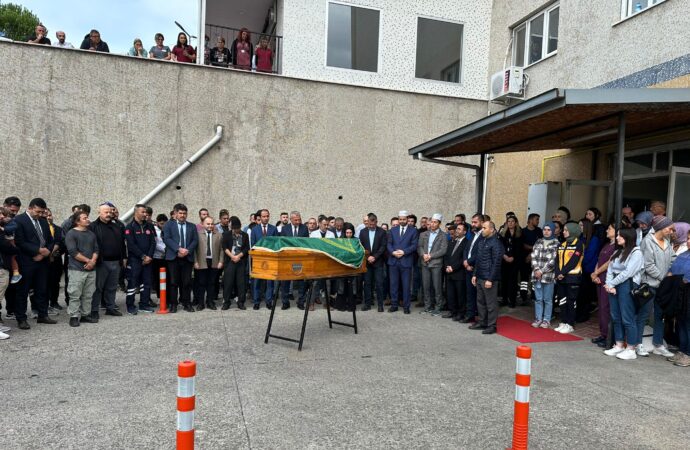 Bir kaza ihbarı üzerine, ekip olay yerine hareket etti ve mesai arkadaşlarının hayatını kaybettiğini gözlemledi.