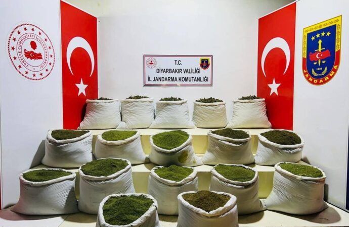 Diyarbakır’da gerçekleştirilen operasyonda, toplamda 1 ton 354 kilogram esrar ile 122 bin kök Hint keneviri ve skunk ele geçirildi.