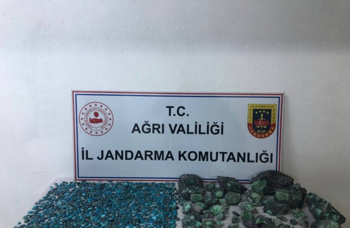 Kaçak bir operasyon sonucunda, değeri 1 milyon 137 bin lira olan firuze taşı ele geçirildi.