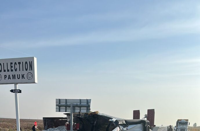Traktörle çarpışan TIR’ın ön camı kırıldı, bir kişi yaralandı.