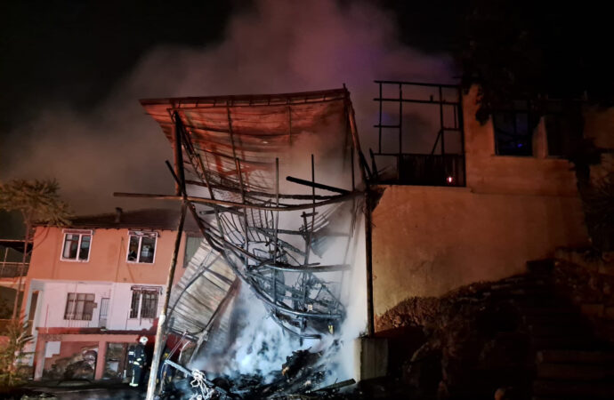 Antalya’da bulunan bir 2 katlı ahşap ev, alevler içinde kalarak tamamen yanmıştır. Olay anı, patlama ve panik dolu dakikalar ise güvenlik kameraları tarafından kaydedilmiştir.