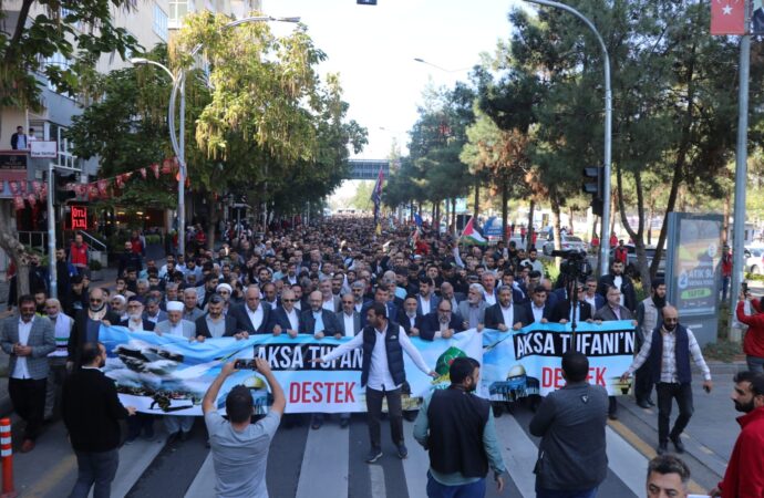 Diyarbakır’da İsrail’in Filistin’e yönelik saldırıları protesto edildiği haberini gazeteci diliyle yeniden yazayım:
Diyarbakır ilinde, İsrail’in Filistin’e yönelik gerçekleştirdiği saldırılar halk tarafından protesto edildi.
