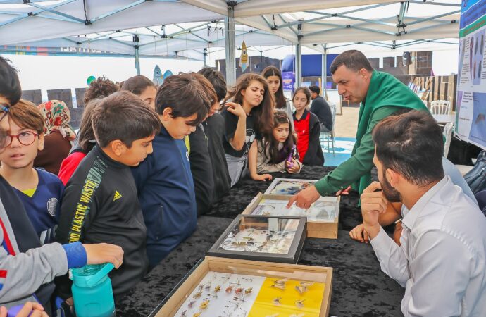 Sur Kültür Yolu Festivali kapsamında, özel izinle gezilen müzedeki eserler, halka tanıtılmak üzere dışarı çıkarıldı.