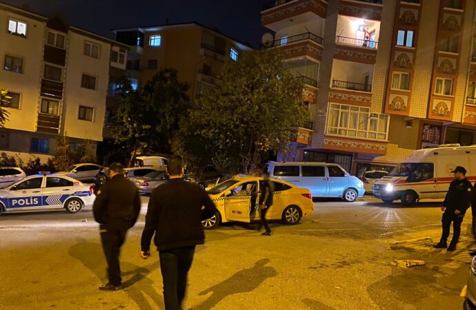Taksiyle çatışmaya giden 3 şüpheli, polis tarafından yakalanarak gözaltına alındı.