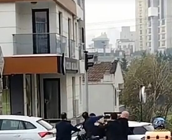 Ümraniye ilçesinde meydana gelen bir olayda, iki araç sürücüsü arasında çıkan tartışma tekmeli yumruklu kavgaya dönüştü.