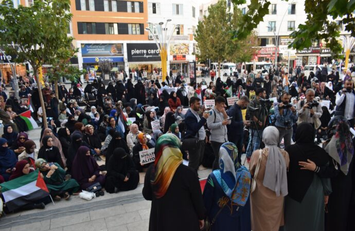 Batman, Filistin’e destek amacıyla sessiz oturma eylemi gerçekleştirdi.