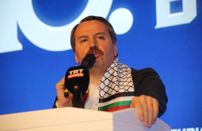 Memur-Sen Başkanı Ali Yalçın, Türkiye’nin zalime karşı sıkılmış bir yumruk olduğunu ve geleceğe dair umutlar barındırdığını ifade etti.