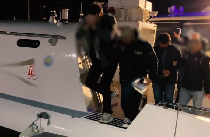 Çanakkale’de FETÖ’ye yönelik gerçekleştirilen operasyonda 11 kişi gözaltına alındı.