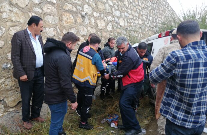 Bir yolcu minibüsü kaza yaptı ve sonucunda 2 kişi ağır, 14 kişi ise yaralandı.