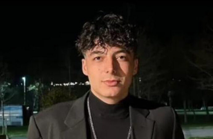 Bir otostopçu, bindiği aracın sürücüsünü taciz ettiği iddiasıyla öldürdü.