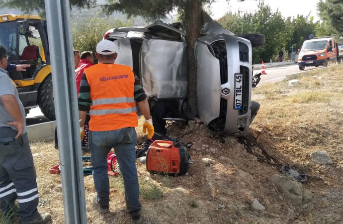 Bir trafik kazasında ağaca çarpan araçta bulunan baba ve oğul hayatını kaybetti.