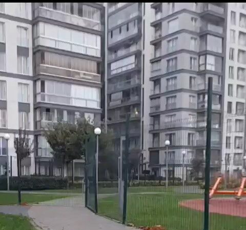 Küçükçekmece’de yaşanan olayda, site yönetimi ile mahalle sakinleri arasında çıkan bir anlaşmazlık park nedeniyle kavgaya dönüştü. Olayın ardından taraflar arasında gerginlik artarken, polis ekipleri müdahale etmek zorunda kaldı.