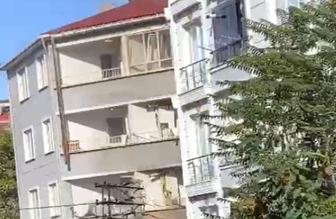 Bir doğal gaz borusu patladı ve ardından binada yangın çıktı.
