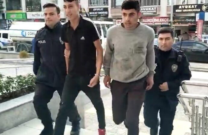 Yol kesip silah zoruyla gasp yaptığı iddia edilen dört şüpheli, polis tarafından tutuklandı.