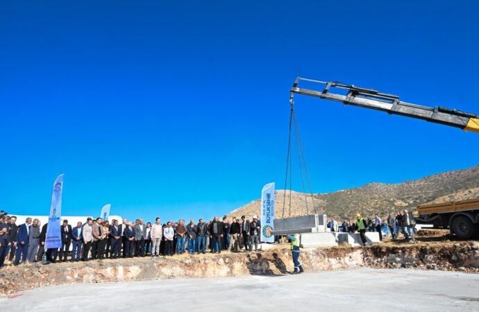 Malatya’da, ‘Yeşil İyileşme’ projesi kapsamında inşa edilecek olan ‘Onarıcı Köy’ün temel atma töreni gerçekleştirildi.