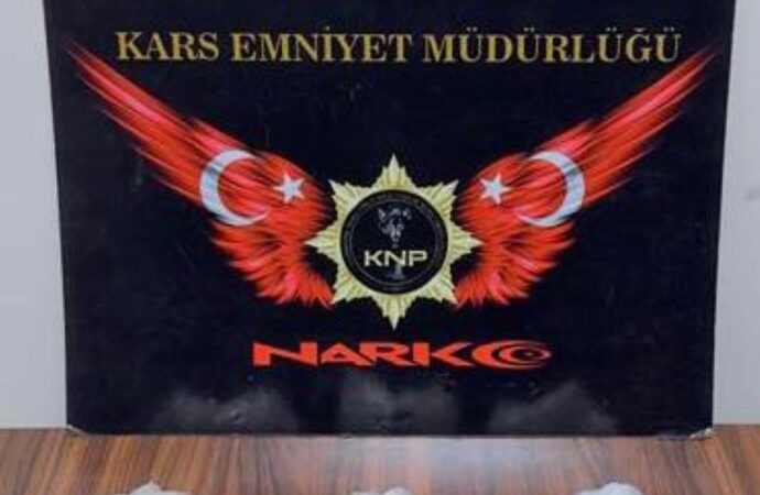 Daxo, otomobilin egzoz borusunun altında gizlenen uyuşturucuyu keşfetti.