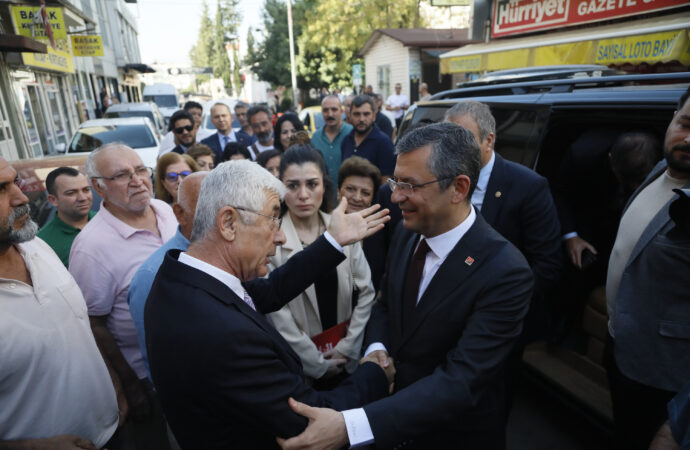 Gazeteci diliyle yeniden yazılmış metin:

CHP delegelerine yönelik olarak Özgür Özel’den gelen mesajda, önce CHP’yi ardından da iktidarı değiştireceklerine dair hiçbir kuşkunun olmadığı ifade edildi.