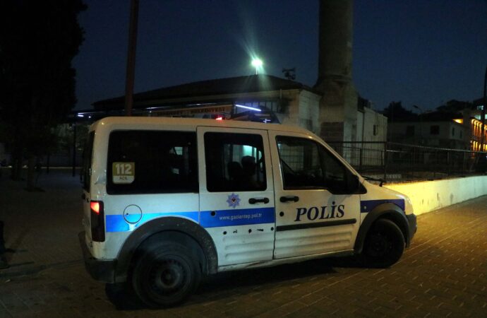 Tartışma esnasında dini değerlere hakaret ettiği için uyarılan bir kişi, kendisine uyarıda bulunan imamı bıçakla ağır şekilde yaraladı.
