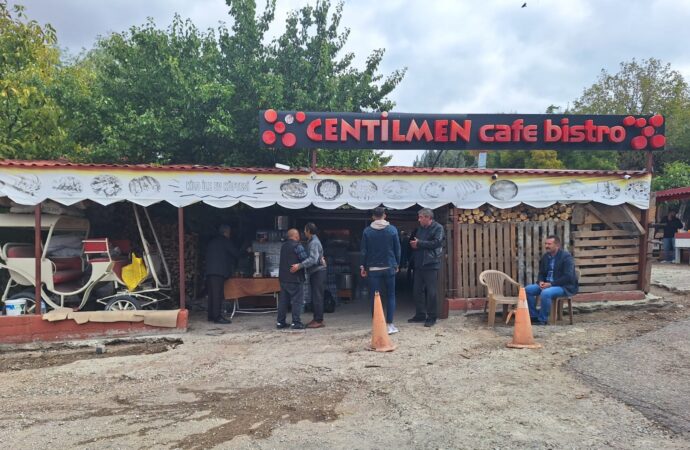 Ankara’da iki düşman grup arasında çıkan çatışmada 2 kişi hayatını kaybetti ve 1 kişi yaralandı.