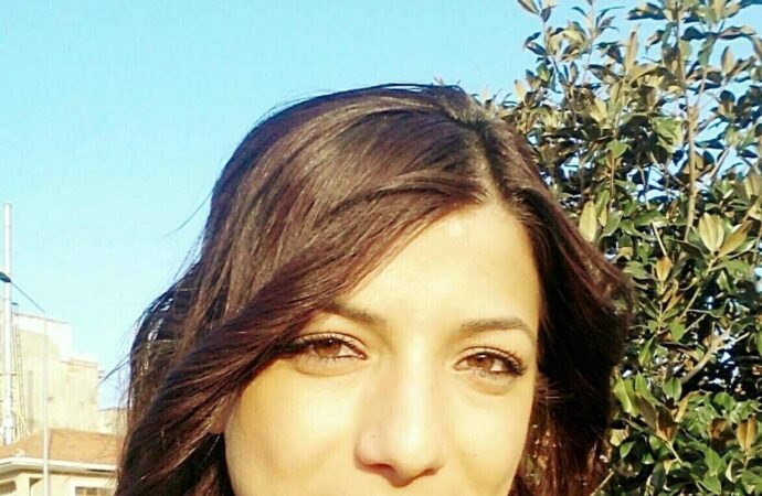 Gazeteci üslubuyla yeniden yazılmış hali:
Sibel’in cesedi, yanmış halde bir mezarlıkta bulundu ve mahkeme tarafından müebbet hapis cezası onaylandı.