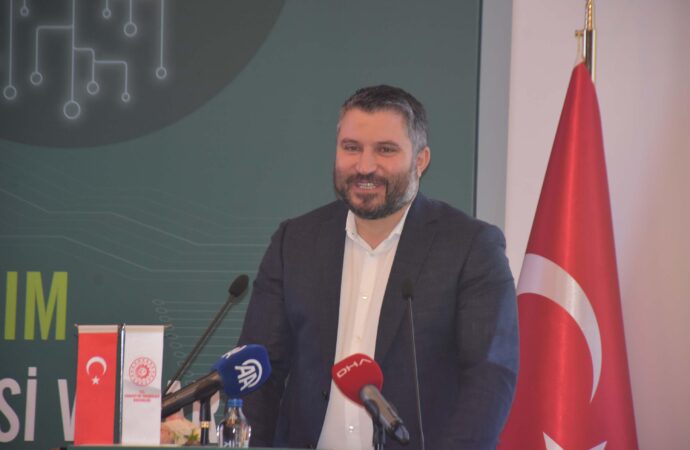 Bakan Yardımcısı İnan, dijital tarıma geçiş hikayemizin sanayileşme hikayemizle paralel hareket edeceğini belirtti.