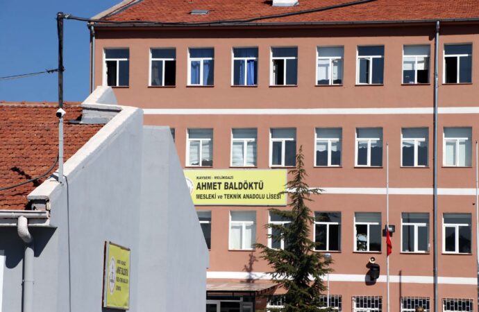 Bir olay meydana geldiğinde, iki lise öğrencisi aniden rahatsızlandı ve bu durum tüm sınıfı etkiledi. Şüpheler zehirlenme üzerine yoğunlaştığı için hemen hastaneye kaldırıldılar.