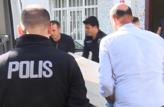 Fatih ilçesinde meydana gelen olayda, bir kişi tartıştığı arkadaşını silahla öldürdü. Olayın fotoğraflarıyla birlikte detaylar aşağıda yer almaktadır.
