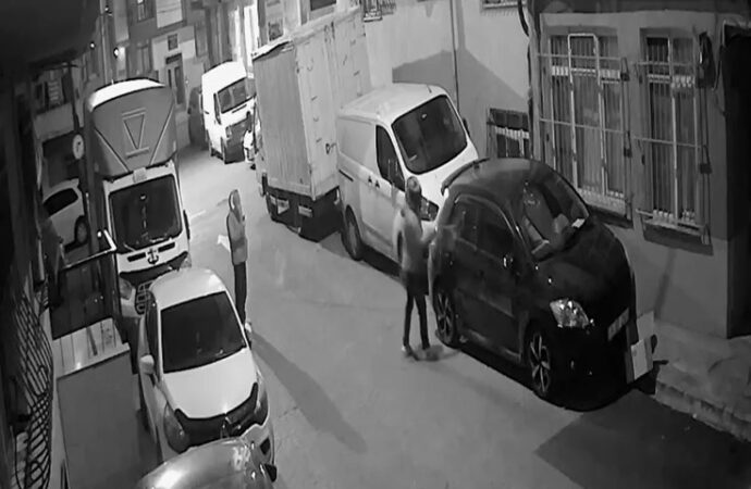 Esenler ilçesinde bir parkta bulunan bir otomobile saldırı gerçekleşti. Saldırıyı gerçekleştiren kişi aracın camlarını parçalarken, olayı başka bir kişi de kaydetti.