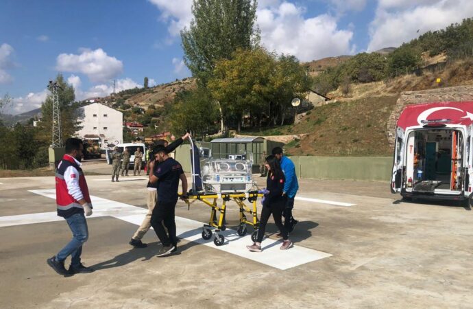 Yeni doğan bir bebek için ambulans helikopter havalanmıştır.