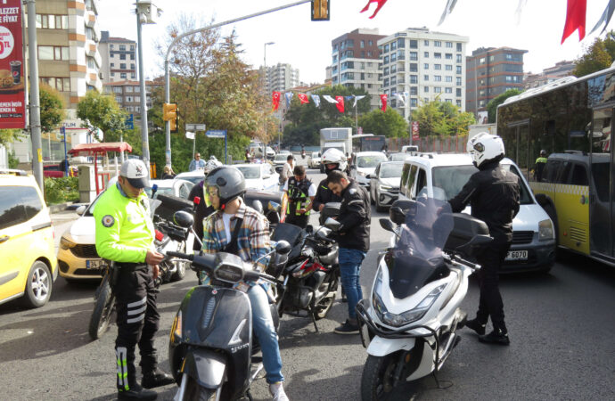 Kadıköy ilçesinde, bir ATV aracında seyahat eden bir yolcunun ceza yazılması sonrasında tehditler savurduğu bildirildi.