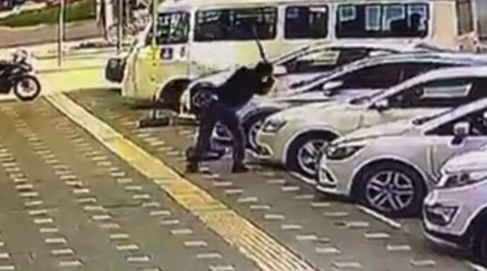 Balta ile park halindeki araçlara saldıran bir kişi, o anlar güvenlik kamerası tarafından kaydedildi.