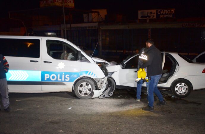 Bir sürücü kaçarken, takip esnasında polis aracına çarptı ve bu olayda 8 kişi yaralandı.