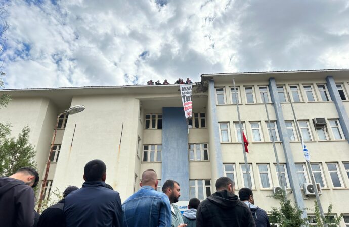 Bir grup işten çıkarılan çalışan, işverenin binasının çatısına tırmandı.